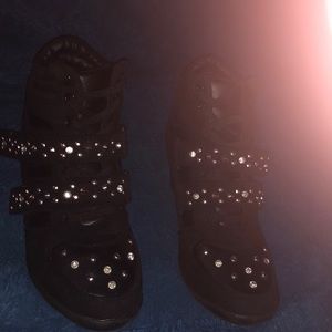 Size 7M, internal heel fabric exterior